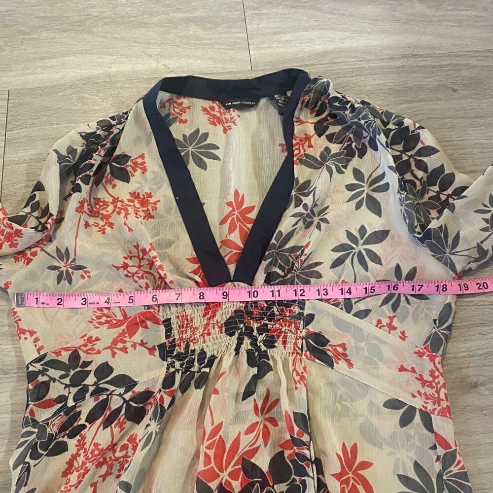 New York & Complany sheer floral v neck women's blouse size medium - Picture 6 of 7